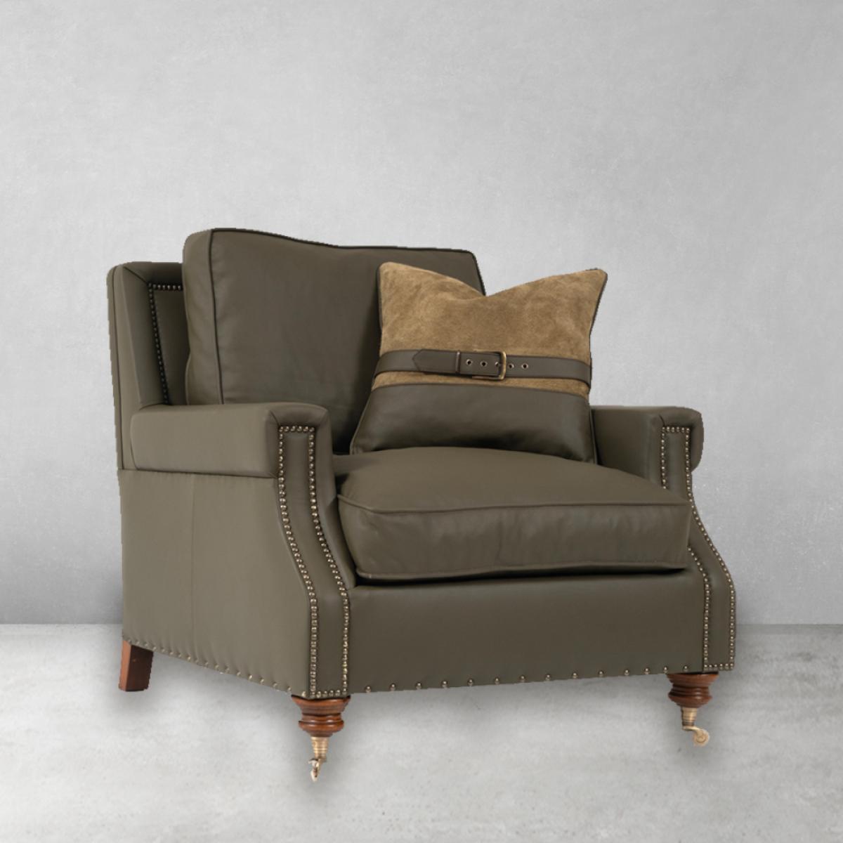 Canapé en cuir de luxe vert olive avec roulettes en laiton - Mobilier de salon Vue de face par Luxury Group International