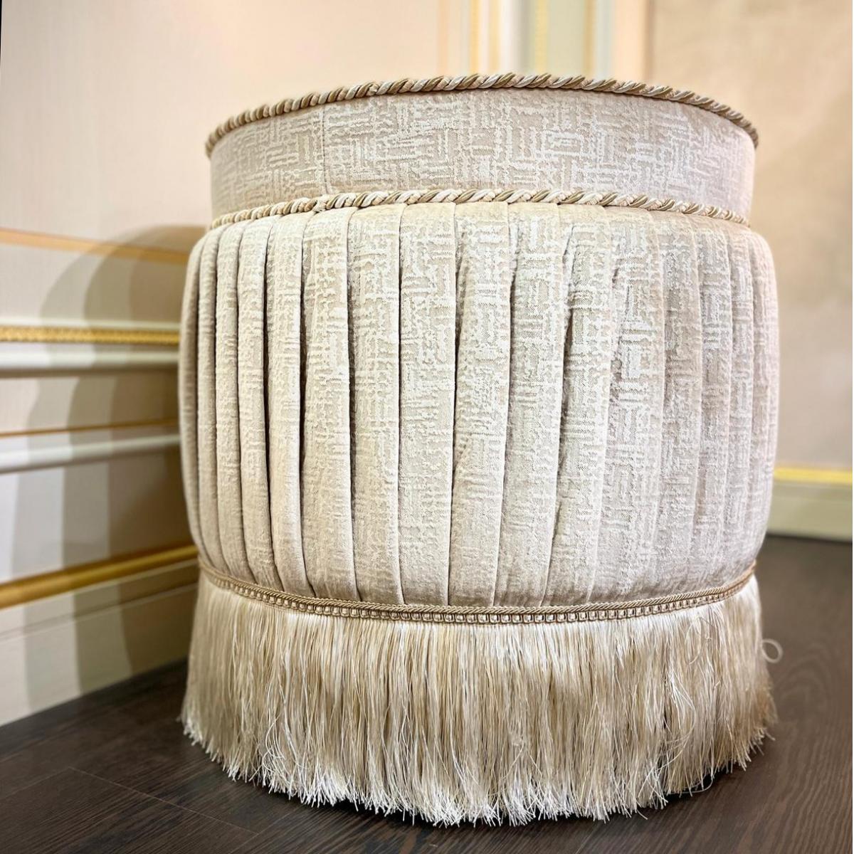 Royal Velvet Round Pouf - Luxuriöser gepolsterter Ottomane in weicher Samtoptik von Luxury Group International