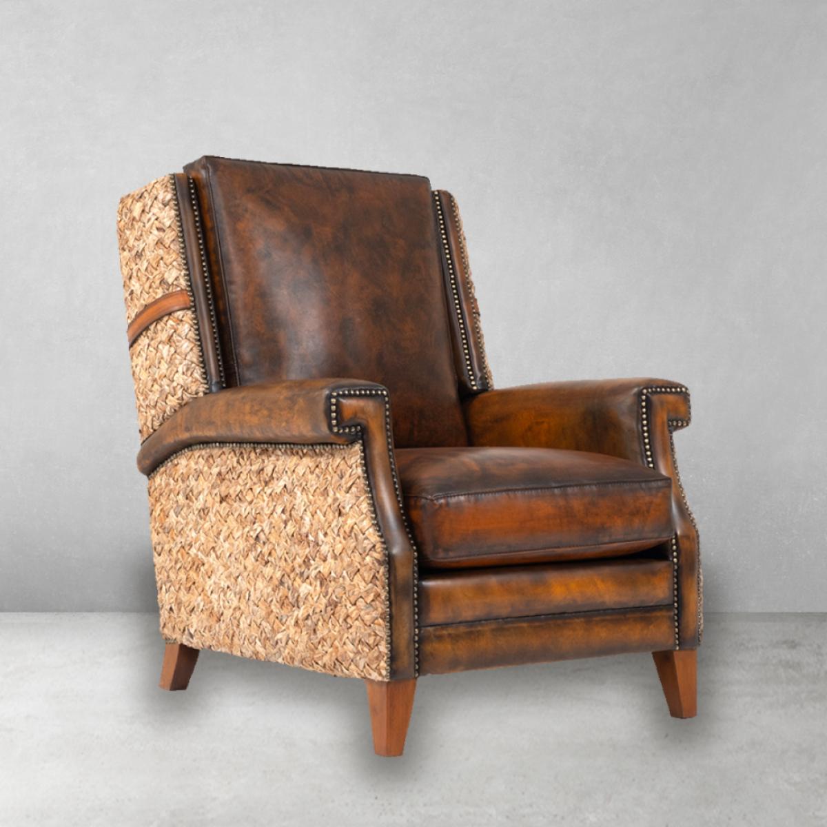 Divano di Lusso Rustico in Pelle con Pannelli Intrecciati a Mano in Canna e Dettagli con Borchie - Arredamento per Soggiorno Vista frontale di Luxury Group International