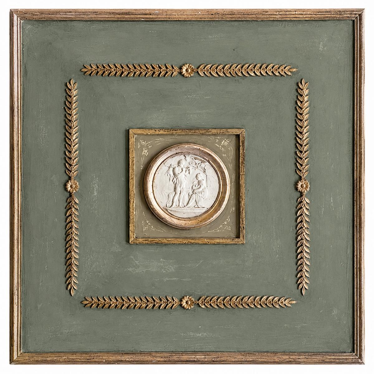 Luxus Grünes & Antikgoldenes Französisches Boiserie-Panel mit Goldblatt Klassischem Wandkunst-Medaillon von Luxury Group International