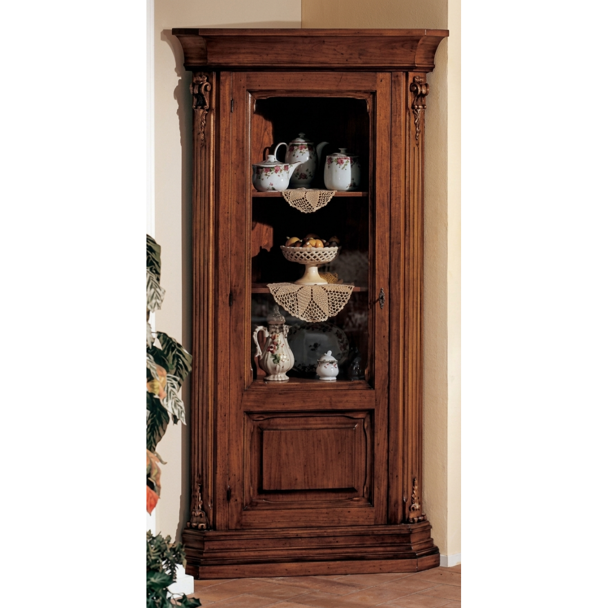 Vitrine Baroque de Luxe en Bois à Porte Unique avec Pilastres Sculptés - Meuble de Salon Vue de face par Luxury Group International