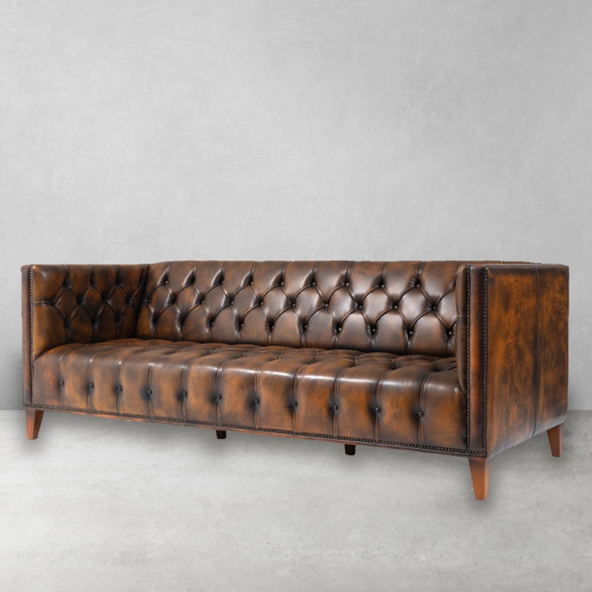 Canapé Chesterfield de Luxe en Cuir Marron Tabac avec Capitonnage Profond - Mobilier de Salon Vue de face par Luxury Group International