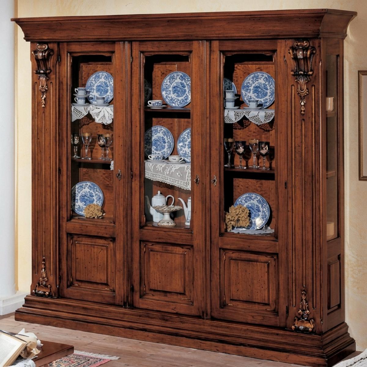 Vitrine Baroque de Luxe en Bois à Trois Portes avec Épis Sculptés et Panneaux Vitrés - Meubles de Salon Vue de face par Luxury Group International