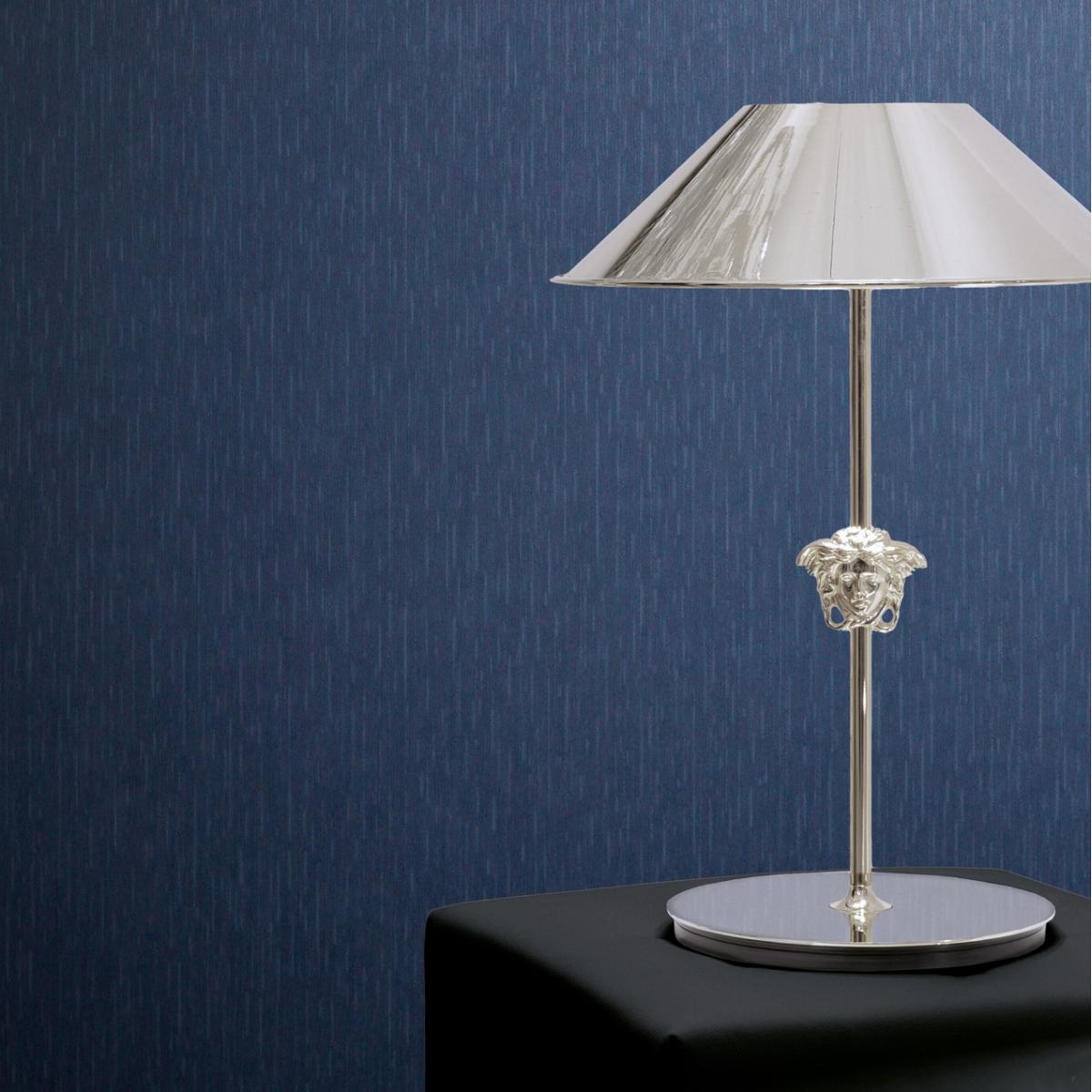 Papier peint intissé brillant texturé uni métallique bleu Versace par Luxury Group International