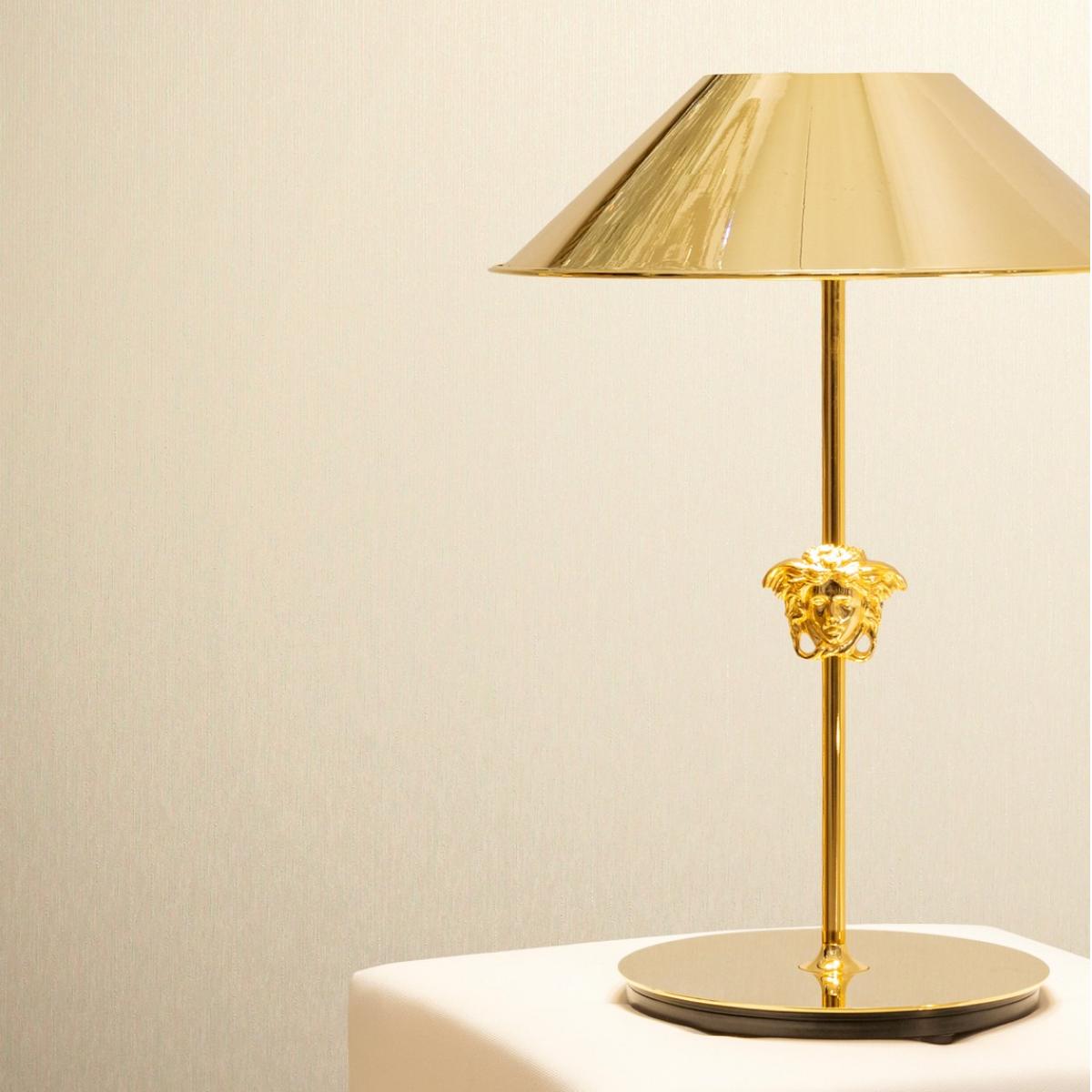 Papier peint design non-tissé Versace en crème métallique par Luxury Group International