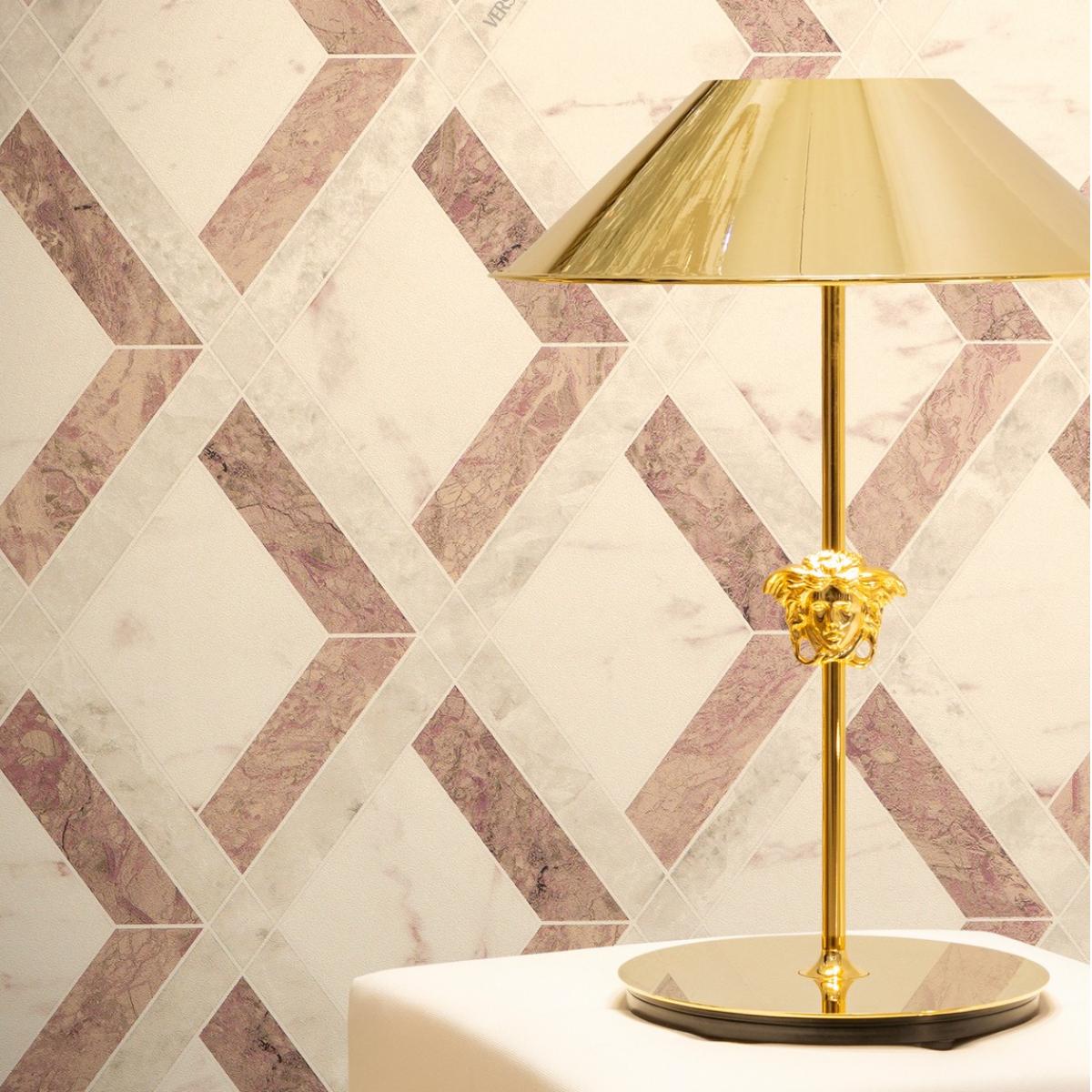 Papier peint design non tissé Versace motif Tarsia blanc rose par Luxury Group International