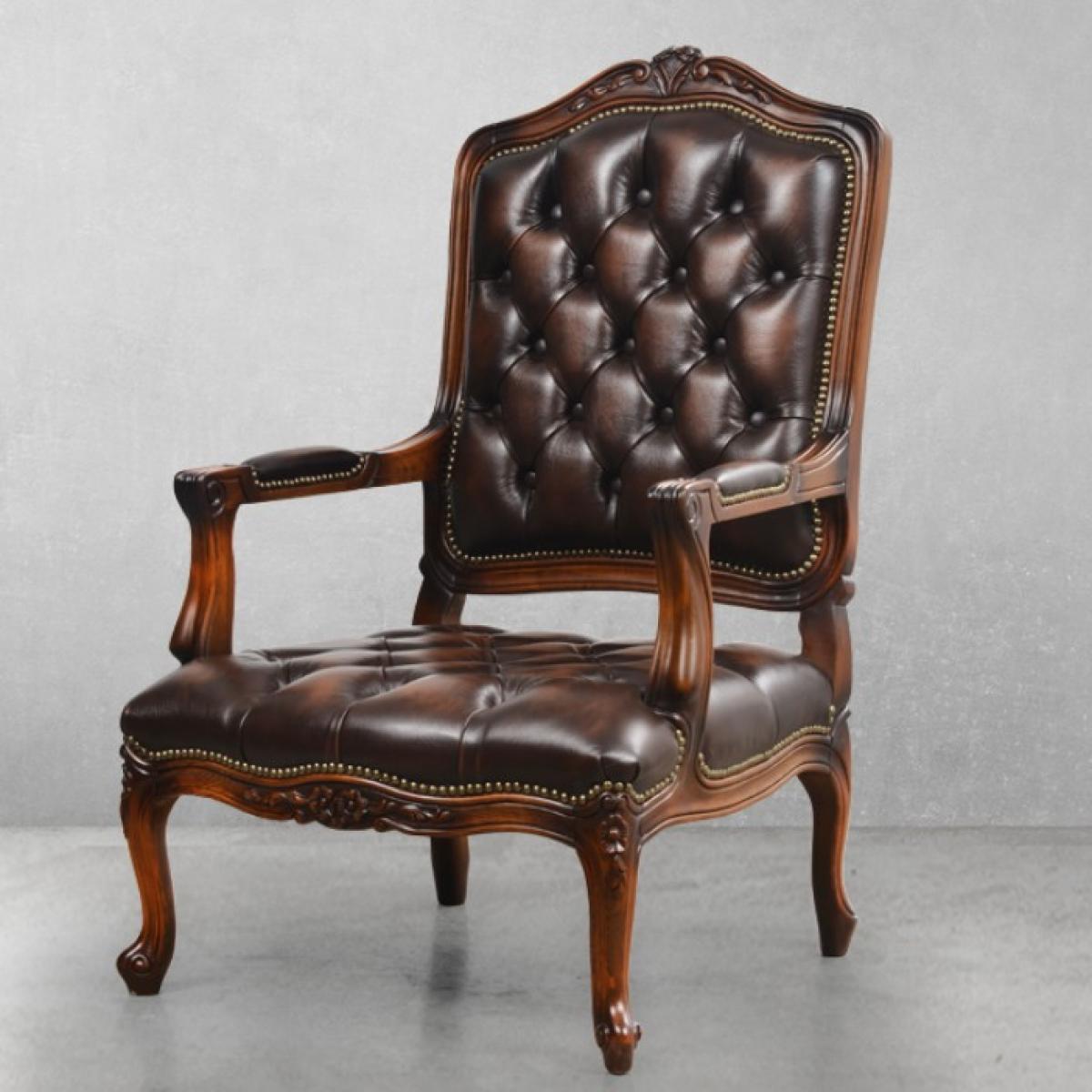 Poltrona di Lusso in Pelle Vintage Barocca con Capitonnè e Struttura Intagliata in Legno - Arredamento per Soggiorno Vista frontale di Luxury Group International