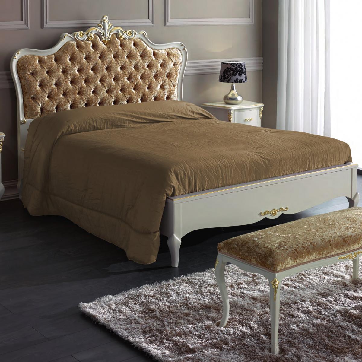 Weißes Barock-Luxusbett mit goldgepolstertem, geknöpftem Kopfteil und skulptiertem Kronenwappen – Barockmöbel Vorderansicht von Luxury Group International