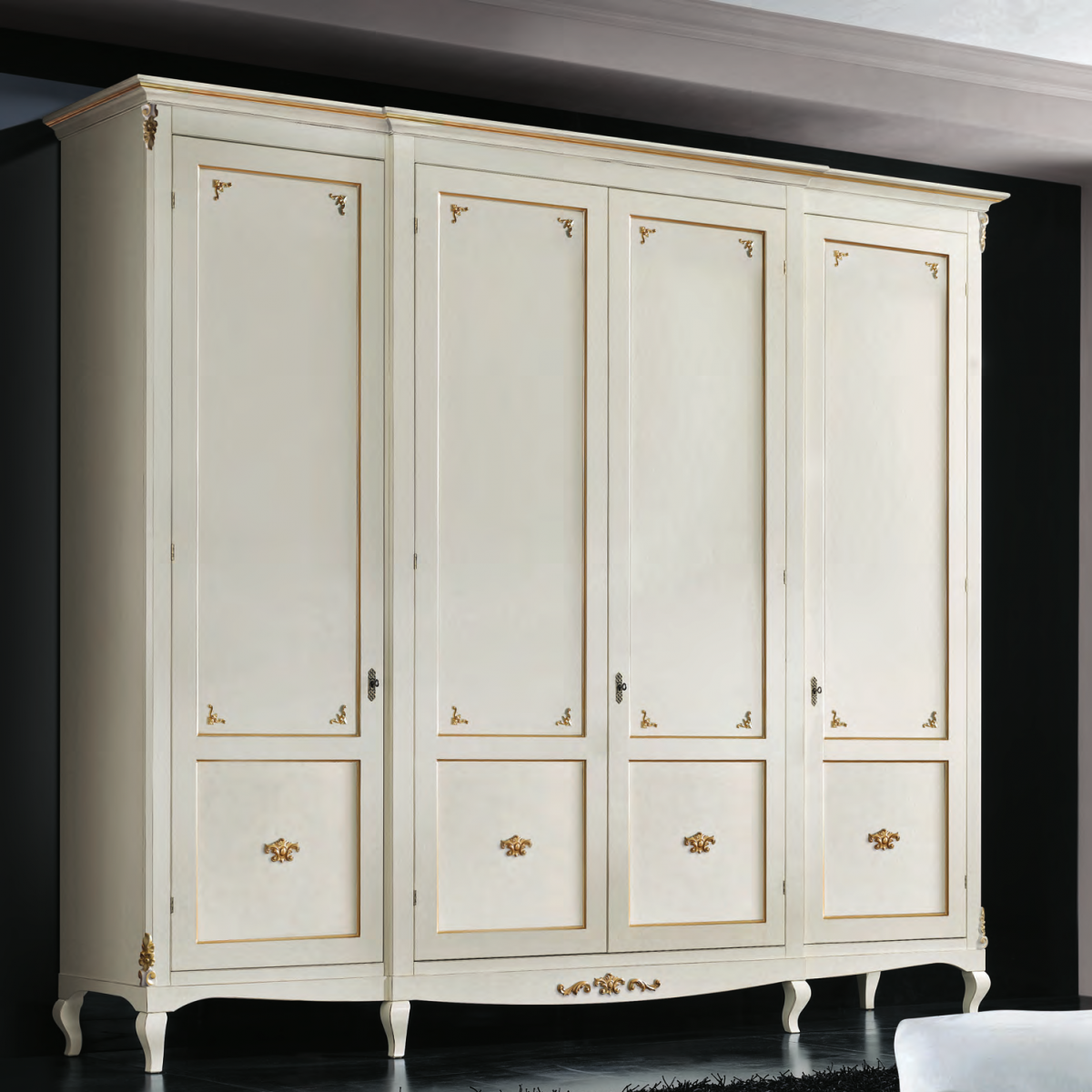 Armario Estantería de Lujo Barroco Blanco con Múltiples Puertas y Detalles Dorados - Muebles Barrocos Vista frontal por Luxury Group International