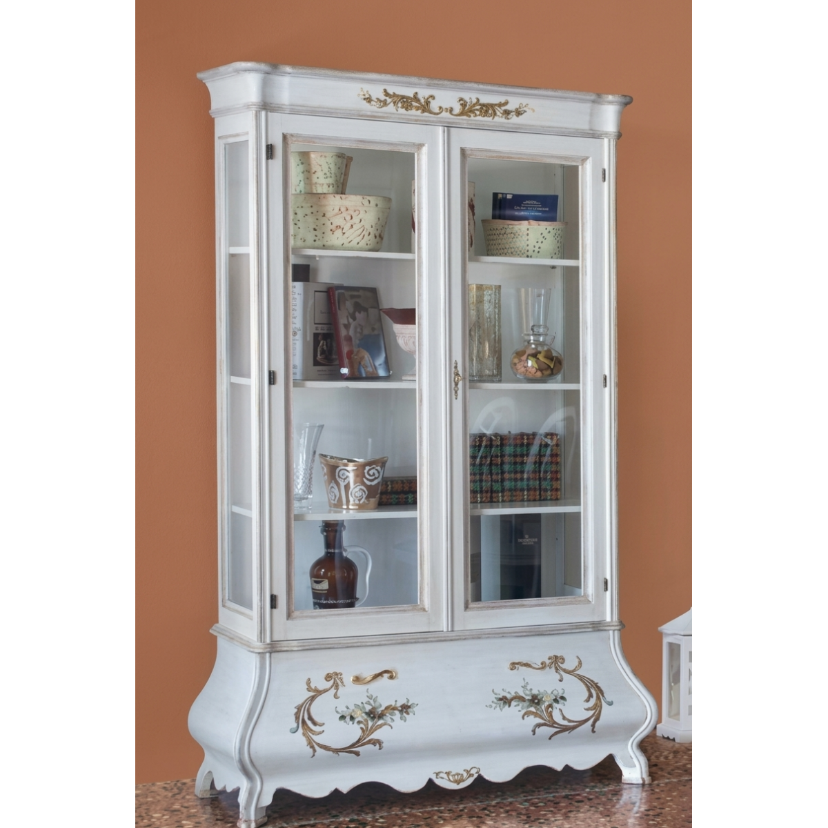 Vitrine de Luxe Baroque à Double Porte en Verre laquée blanche avec Accents Dorés Peints à la Main - Mobilier Baroque Vue de face par Luxury Group International