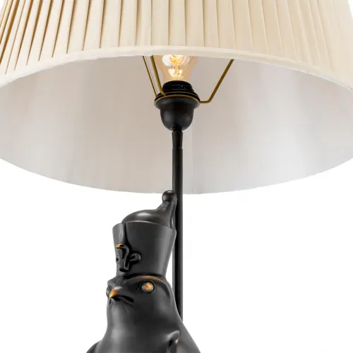 Lampada da tavolo di lusso con base a forma di falco nero e paralume beige plissettato di Luxury Group International