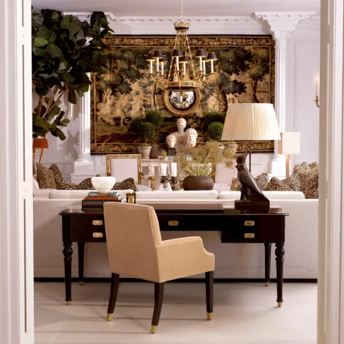 Lampada da tavolo di lusso con base a forma di falco nero e paralume beige plissettato di Luxury Group International