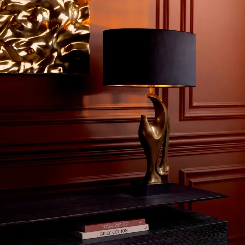 Lampada da tavolo moderna di lusso con paralume nero e design scultoreo dorato di Luxury Group International