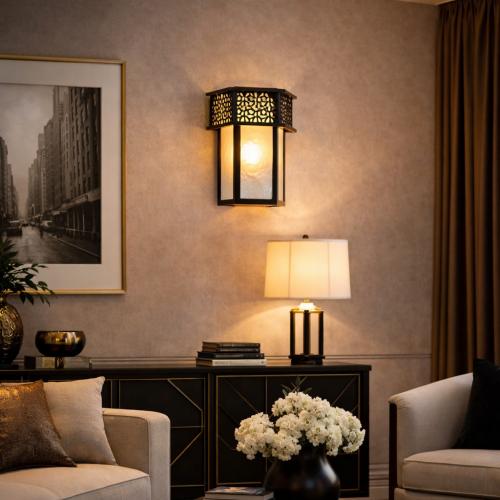 Lampada da parete di lusso con struttura in metallo nero e vetro satinato bianco di Luxury Group International