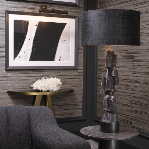 Lámpara de mesa escultórica de lujo con acabado vintage en latón y pantalla negra con base de granito por Luxury Group International