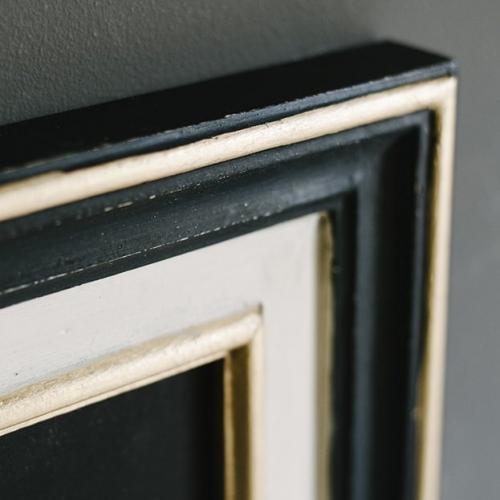 Schwarz-Weiß Geometrischer Druck Moderne Luxus Wandkunst mit Goldfarbener Kantenverzierung von Luxury Group International