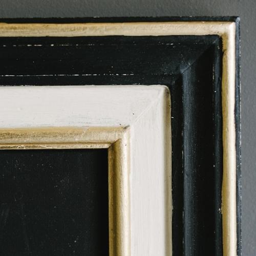Schwarz-Weiß Geometrischer Druck Moderne Luxus Wandkunst mit Goldfarbener Kantenverzierung von Luxury Group International