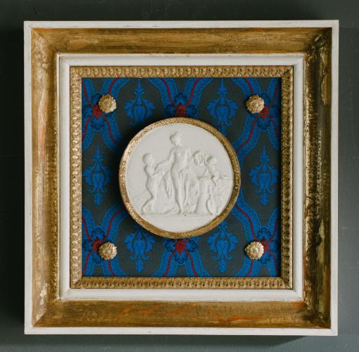 Blau / Rot / Schwarz Luxus gerahmtes Medaillon-Wandkunst-Set mit dekorativen Textilpaneelen, 4-teilig von Luxury Group International