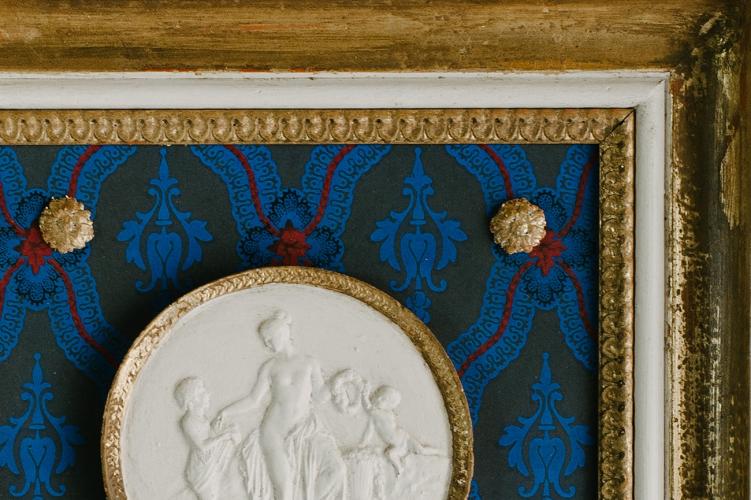 Blau-weiße Luxus Wandkunst mit floralem Medaillon, botanischem Textil und antikgoldenem Rahmen von Luxury Group International
