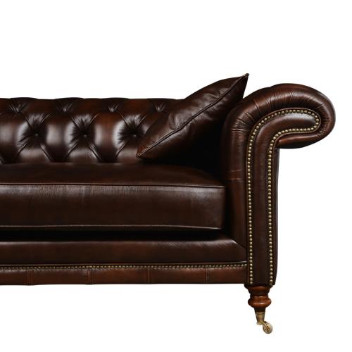 Divano Chesterfield di Lusso in Pelle Marrone con Ruote in Ottone - Arredamento per Soggiorno Vista dettaglio di Luxury Group International
