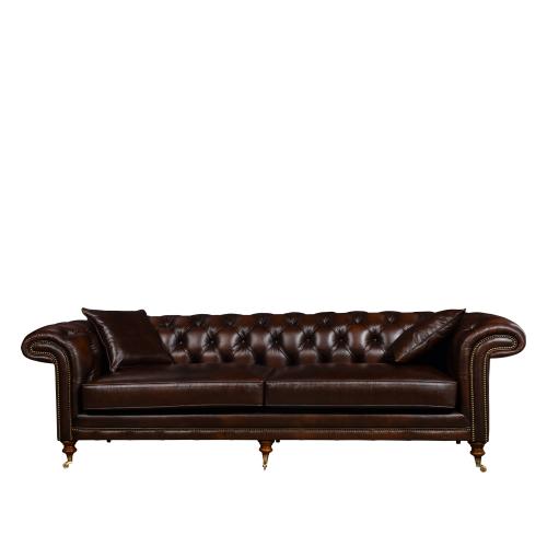 Divano Chesterfield di Lusso in Pelle Marrone con Ruote in Ottone - Arredamento per Soggiorno Vista frontale di Luxury Group International