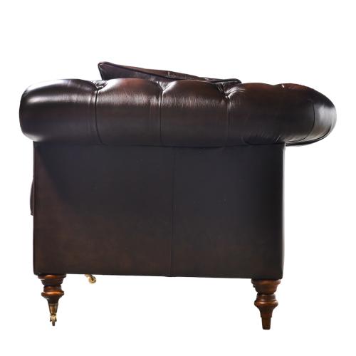 Divano Chesterfield di Lusso in Pelle Marrone con Ruote in Ottone - Arredamento per Soggiorno Vista laterale di Luxury Group International