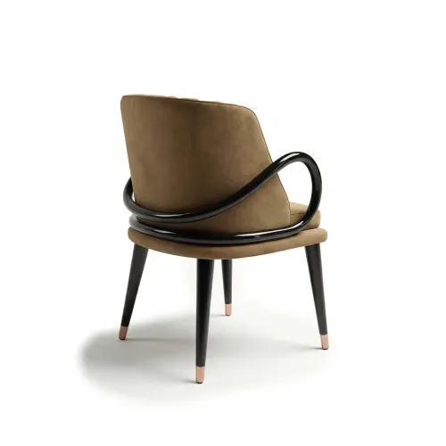 Silla de comedor moderna de lujo tapizada en terciopelo marrón camello con estructura metálica negra por Luxury Group International