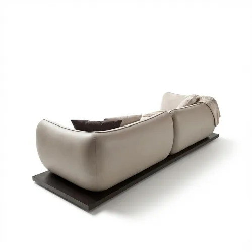 Canapé en cuir moderne de luxe beige crème mat avec accoudoirs arrondis par Luxury Group International