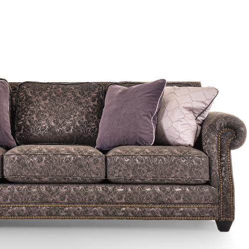 Divano 3 Posti di Lusso Taupe con Motivo Damascato, Braccioli Arrotolati e Rifiniture in Chiodi di Ottone - Mobili per Soggiorno Vista dettaglio di Luxury Group International