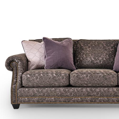 Divano 3 Posti di Lusso Taupe con Motivo Damascato, Braccioli Arrotolati e Rifiniture in Chiodi di Ottone - Mobili per Soggiorno Vista dettaglio di Luxury Group International