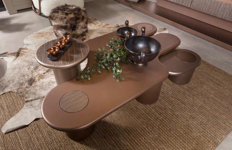 Mesa de centro moderna de madera de lujo con chapa natural marrón oscuro y forma irregular por Luxury Group International