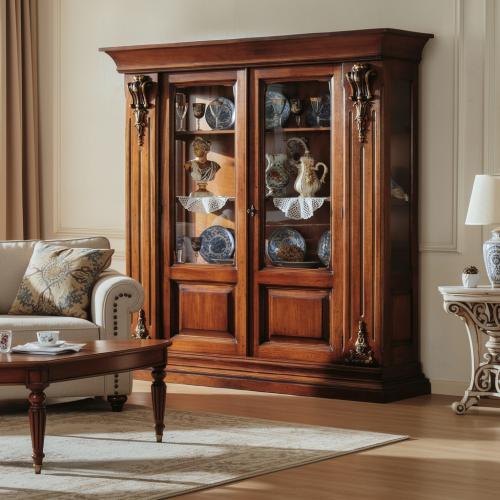 Doppeltüriger Luxus Barock Holz Vitrinenschrank mit Gold-Konsolen und Verglasten Paneelen – Wohnzimmermöbel Lifestyle-Ansicht von Luxury Group International