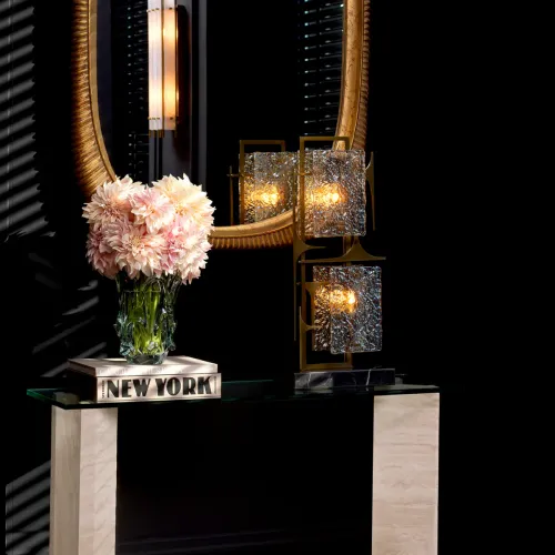 Elegante lampada da tavolo di lusso in ottone antico / nero con base in marmo e paralumi in vetro di Luxury Group International