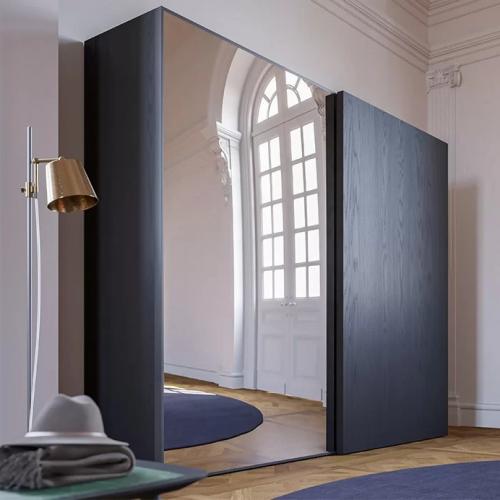 Elegante Armario Negro de Lujo con Espejo - Solución Moderna de Almacenamiento para Muebles de Dormitorio por Luxury Group International