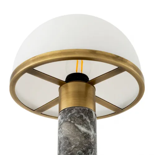 Elegante Lampada da Tavolo Moderna di Lusso in Marmo Grigio e Vetro Opalino Bianco con Paralume a Cupola di Luxury Group International