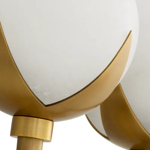 Elegante Luxus-Wandleuchte im Mid-Century-Stil mit antiker Messingoberfläche und zwei weißen Alabasterkugeln von Luxury Group International