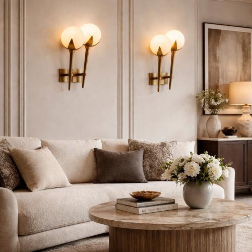 Elegante Luxus-Wandleuchte im Mid-Century-Stil mit antiker Messingoberfläche und zwei weißen Alabasterkugeln von Luxury Group International