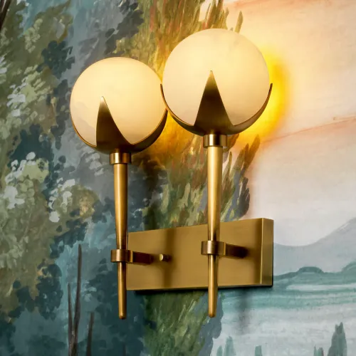 Elegante Luxus-Wandleuchte im Mid-Century-Stil mit antiker Messingoberfläche und zwei weißen Alabasterkugeln von Luxury Group International
