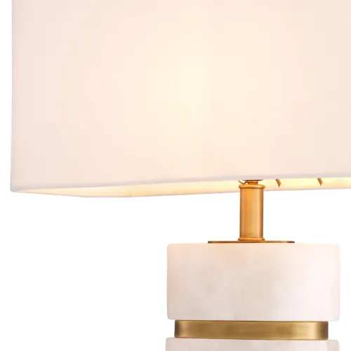 Elegante lampada da tavolo moderna di lusso in marmo bianco avorio con paralume a tamburo e fasce in ottone di Luxury Group International