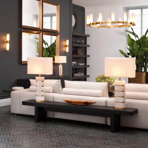 Elegante lampada da tavolo moderna di lusso in marmo bianco avorio con paralume a tamburo e fasce in ottone di Luxury Group International