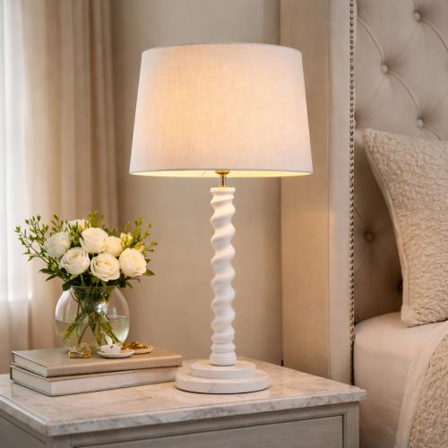 Elegante lampada da tavolo moderna di lusso con finitura Piano bianco, paralume beige e base in marmo bianco di Luxury Group International