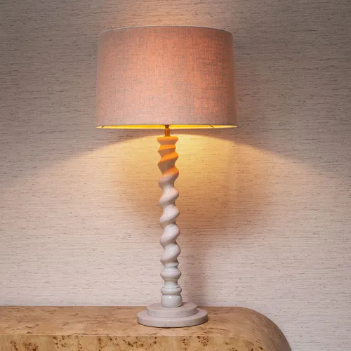 Elegante lampada da tavolo moderna di lusso con finitura Piano bianco, paralume beige e base in marmo bianco di Luxury Group International