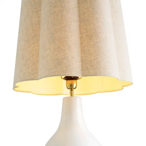 Lampada da Tavolo Moderna Elegante in Ceramica Bianca con Finitura Vintage in Ottone di Luxury Group International
