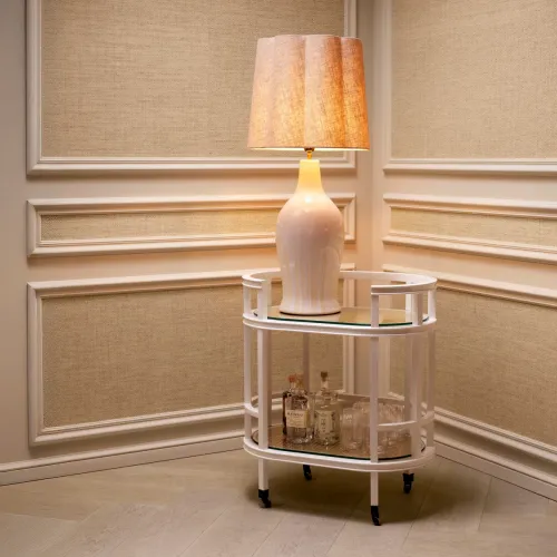 Lampada da Tavolo Moderna Elegante in Ceramica Bianca con Finitura Vintage in Ottone di Luxury Group International
