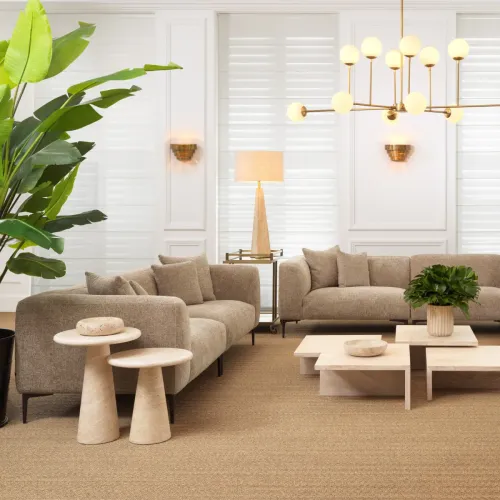 Lampada da Tavolo Moderna di Lusso in Finitura Ottone Antico Beige con Base in Travertino di Luxury Group International