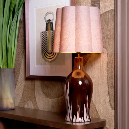 Elegante lampada da tavolo moderna in ceramica lucida marrone scuro con base effetto goccia marrone di Luxury Group International