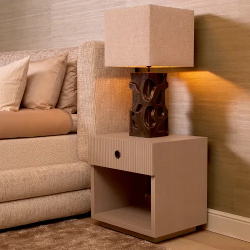 Elegante Lampada da Tavolo Moderna di Lusso con finitura in ottone vintage e paralume quadrato in misto lino di Luxury Group International