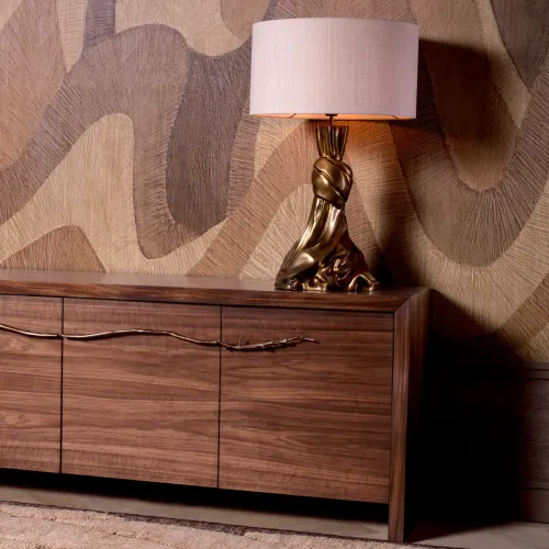 Lampada da tavolo di lusso scultorea moderna in ottone vintage con paralume bianco sporco di Luxury Group International