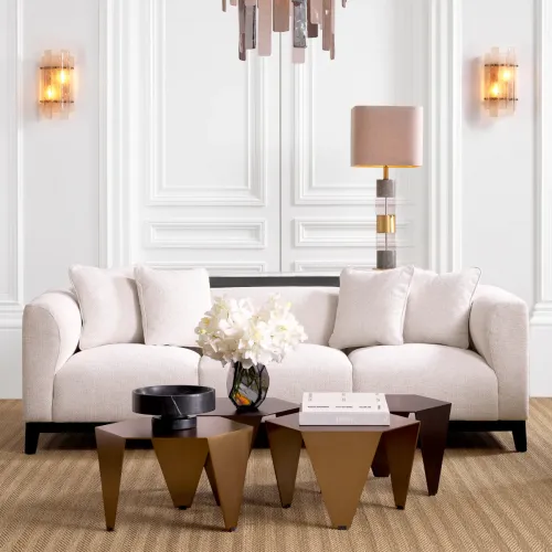 Elegante lámpara de mesa moderna en mármol blanco con acabado en latón antiguo y cristal por Luxury Group International