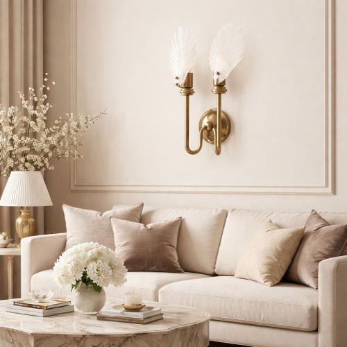 Elegante lámpara de pared de lujo con diseño de concha marina de vidrio hecha a mano y acabado vintage en latón, 2 luces por Luxury Group International